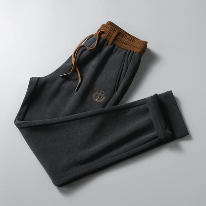 Troy | Herren Cord-Sweatpants – Slim Taper – weicher Baumwollcord – Rippbund & Logo-Detail Hirschfeld Dunkelgrau XS 
