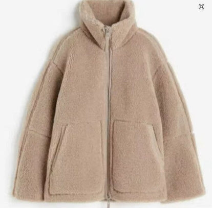 Aileen | Damen Lammwolljacke mit Stehkragen & Reißverschluss – Oversize – flauschig & warm alpenrose mode20240417 Hirschfeld 
