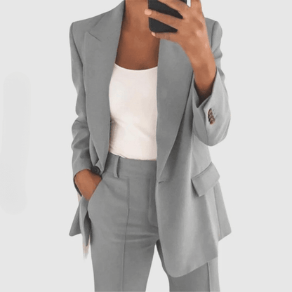Bella | Damen Blazer-Set – Ein-Knopf-Blazer & Hose – Regular Fit – semi-stretch – Baumwolle-Seide sadiluxe berlin21022024 Hirschfeld Grau S 