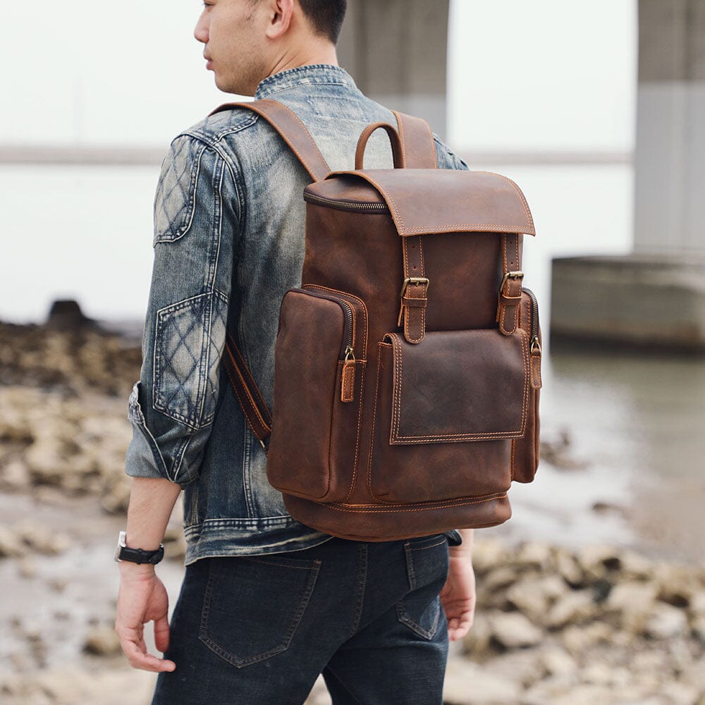 Eugene | Herren Leder Rucksack Klappenverschluss – Seitentaschen – Vollnarbenleder leather backpack Hirschfeld 
