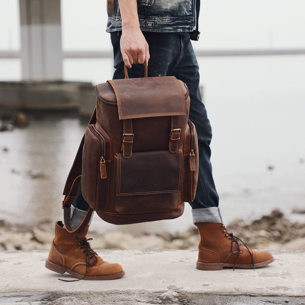 Eugene | Herren Leder Rucksack Klappenverschluss – Seitentaschen – Vollnarbenleder leather backpack Hirschfeld 